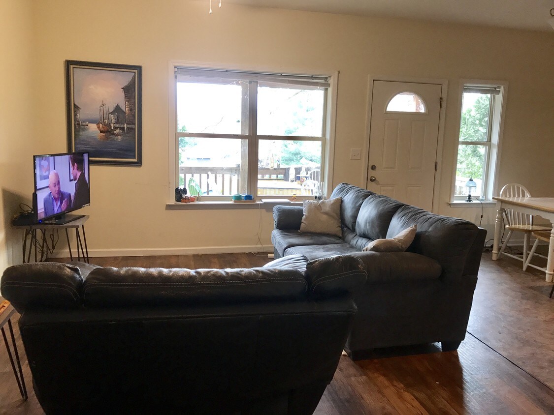Foto principal - 222 Robin Ln