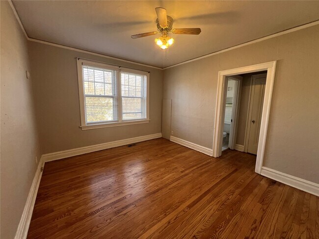 Foto del edificio - 7080 Mitchell Ave