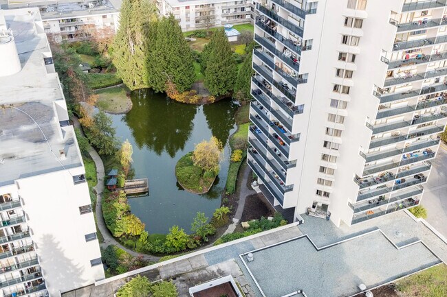 Photo du bâtiment - Lougheed Village - Lougheed Lodge