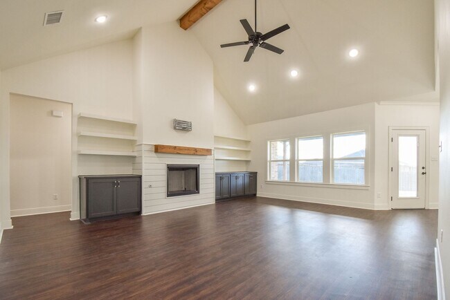Building Photo - AVAILABLE NOW! Stunning 4 Bedroom 2 Bath i...
