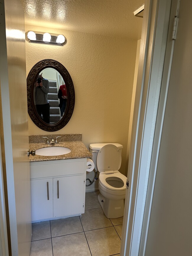 Foto del edificio - 2046 S Bon View Ave