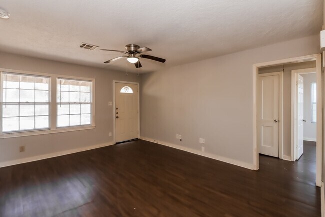 Building Photo - 5330 Pershing St