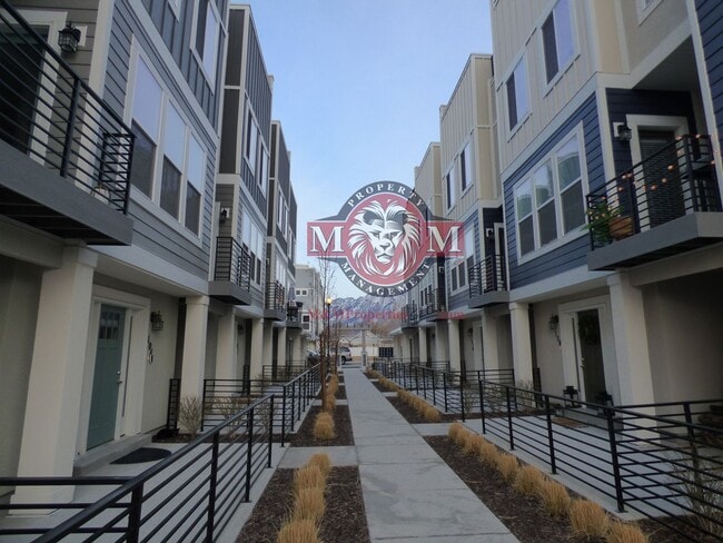 Foto del edificio - Great 3 Bd 2.5 Ba Townhome Rooftop Views