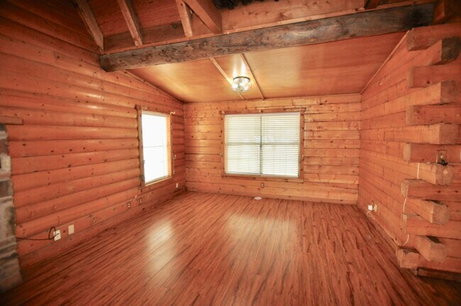 Foto del edificio - FFOR LEASE in BROCK! 3 BR- 2 BA - 2 Car Carport + Loft + Office - 2,256 sf Log Home on Approximat...