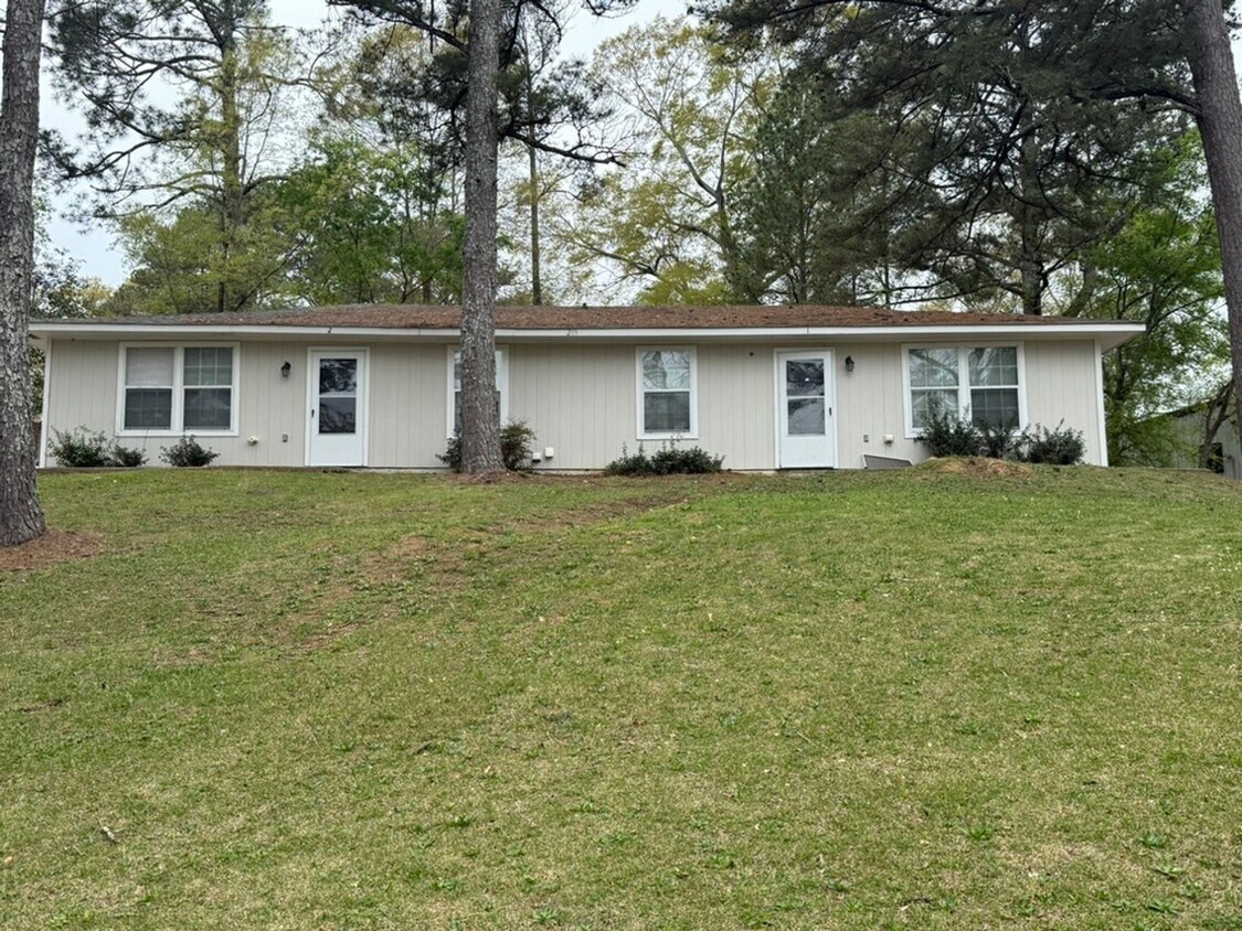 Foto principal - 2 Bed 1 Bath Townhome in Quiet Culdesac