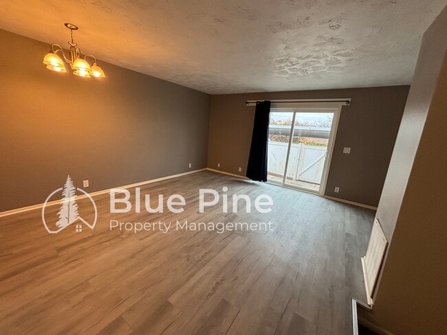 Building Photo - 1464 Falcon Dr