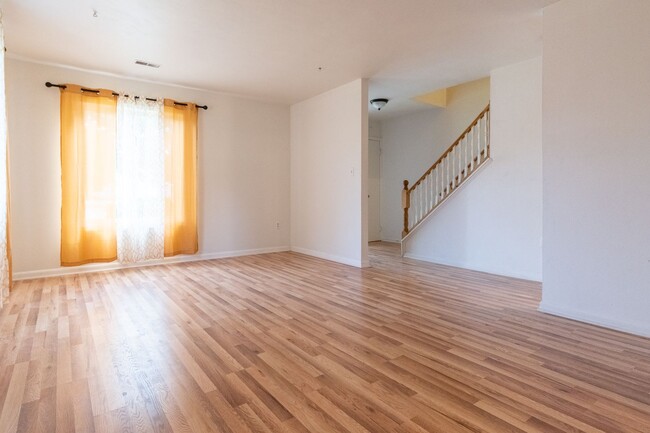 Foto del edificio - MOVE IN READY 3 Bedroom