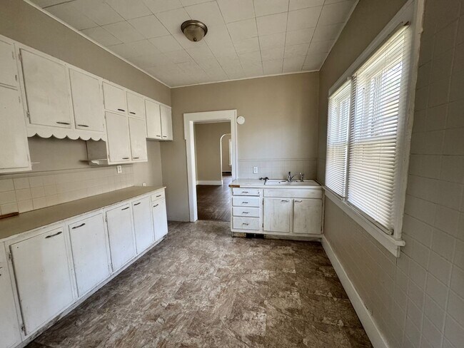 Building Photo - 2 bedroom 1 bath home in Rock Island