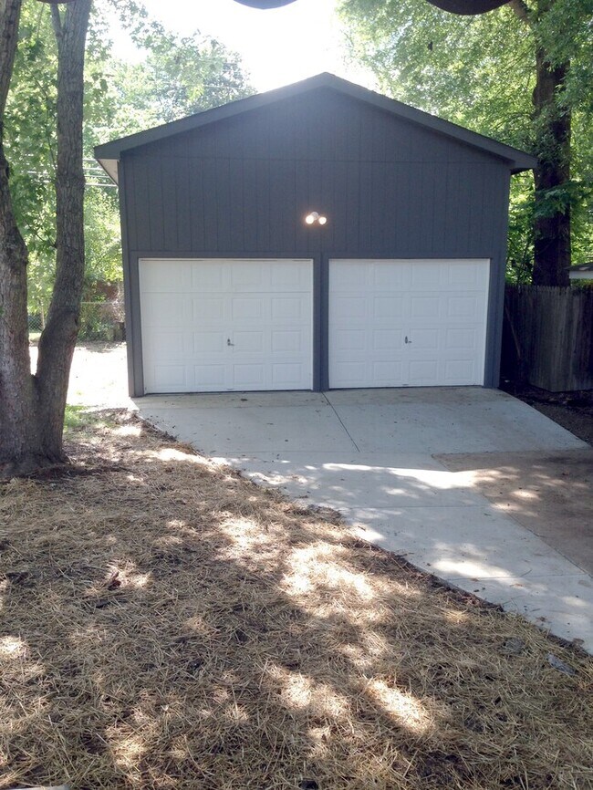 Building Photo - 1920 Eastway Dr