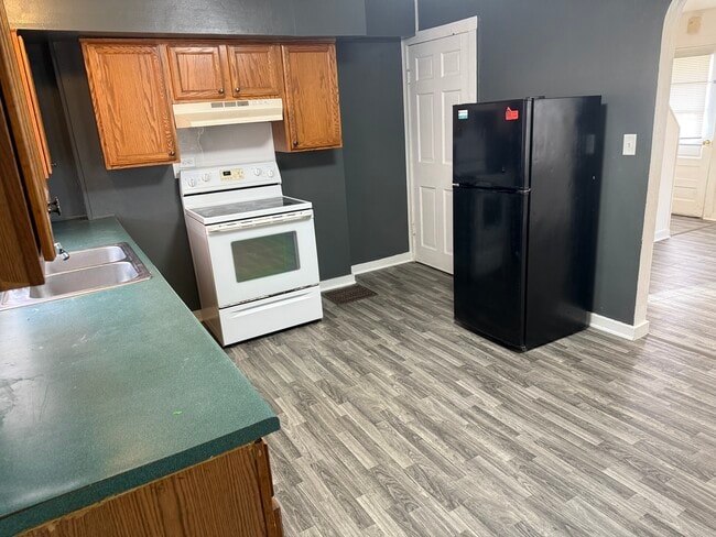 Building Photo - 518 E Vaile Ave