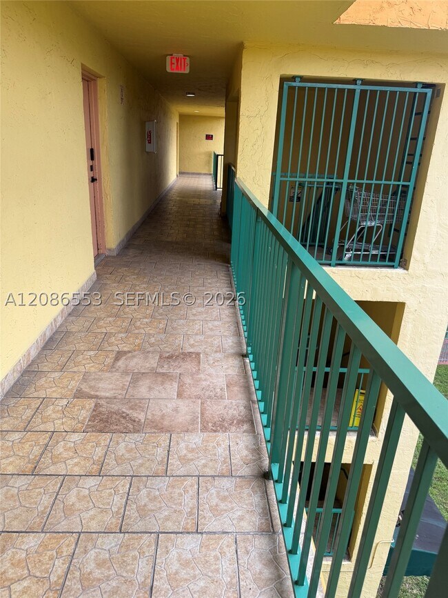 Building Photo - 606 W 81st St