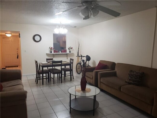 Foto del edificio - 8141 SW 24th Ct