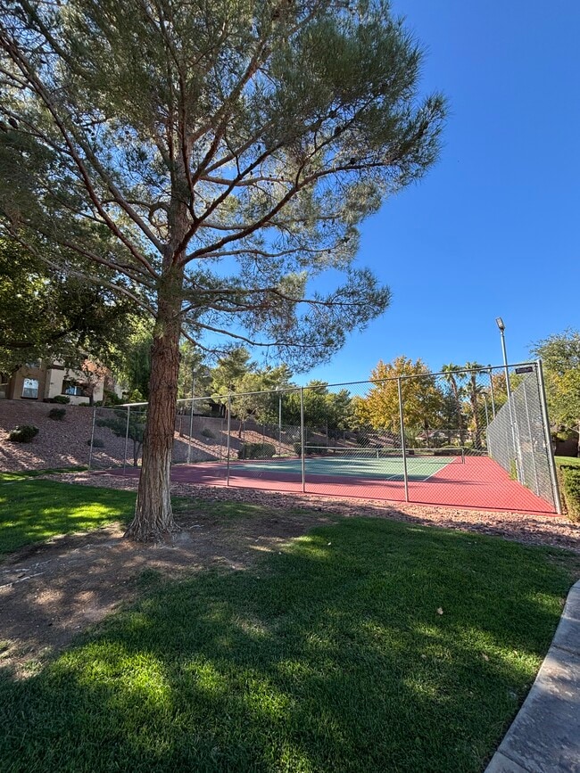 Tennis Court - 231 W Horizon Ridge Pky