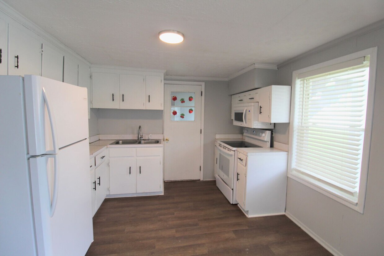 Foto principal - Larger Renovated 2 Bed / 1 Bath Apartment ...