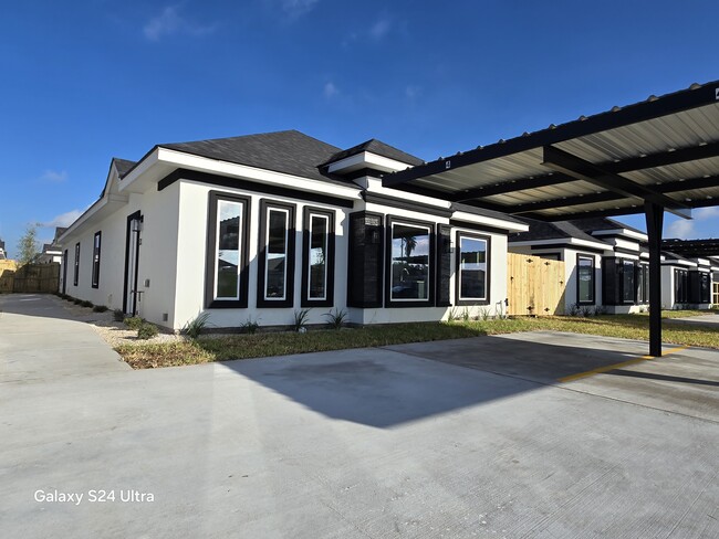 Foto del edificio - 1420 S Xanthia St