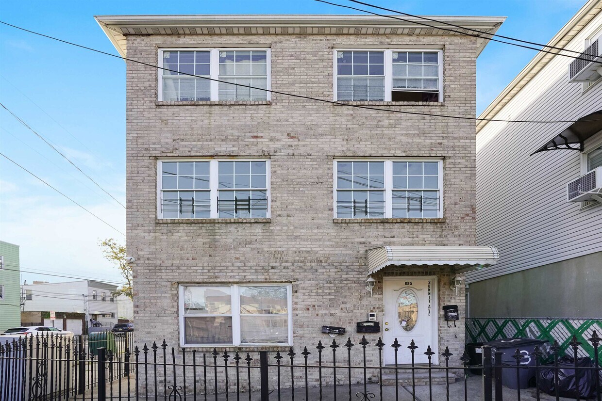 Primary Photo - 695 Summit Ave