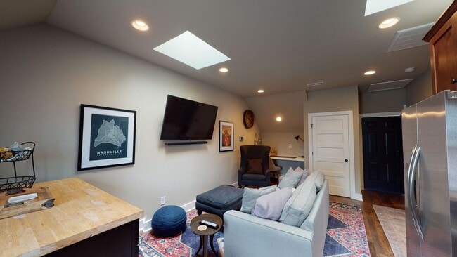 Building Photo - Cozy Fully Furnished Edgehill Apartment- A...