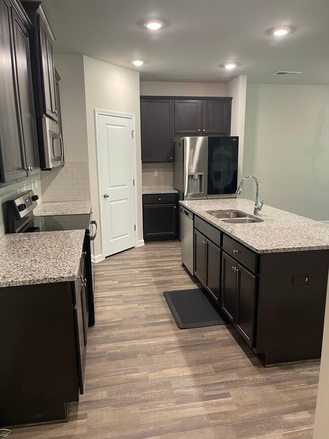Kitchen- granite countertop, stainless steel appliances - 3405 Endurance Ct