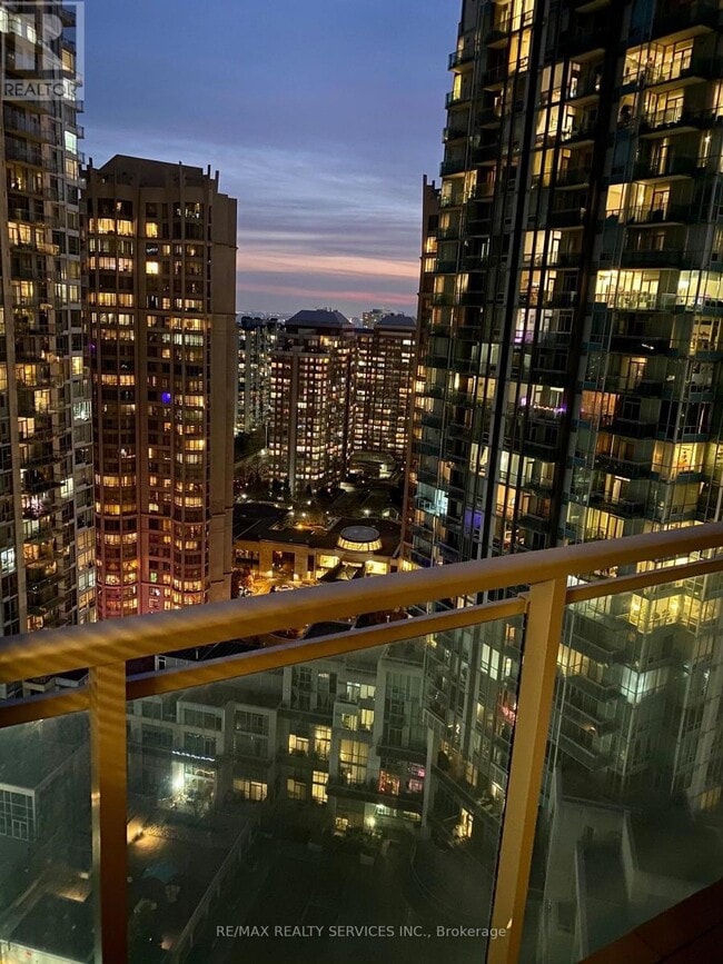 Photo du bâtiment - 220 Burnhamthorpe Rd W