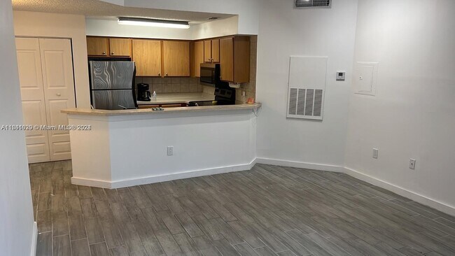 Building Photo - 2550 SW 18th Terrace