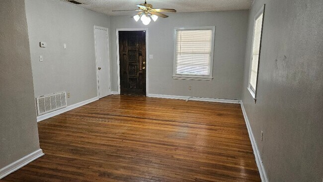 Building Photo - 3 bed 1 bath home