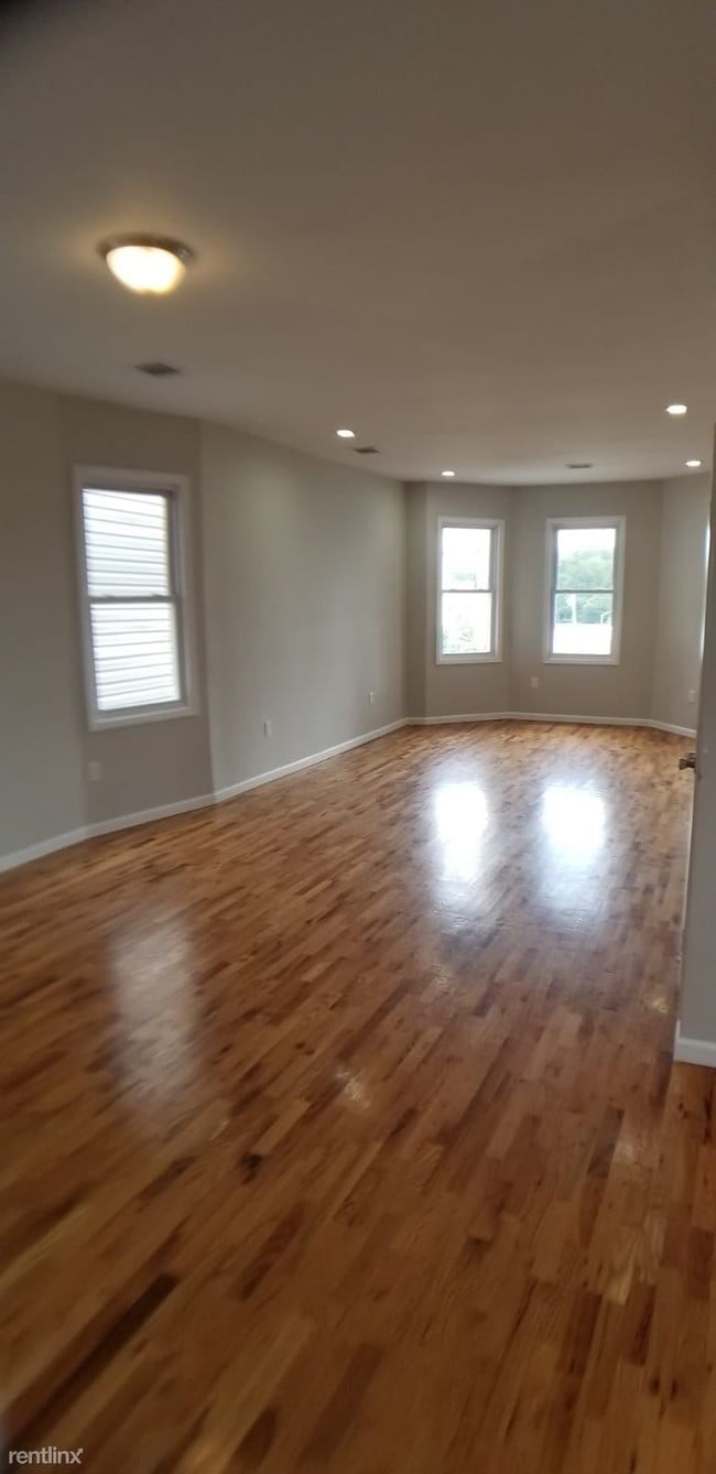 Building Photo - 3 br, 1 bath  - 7 Chelsea Ave Apt 3