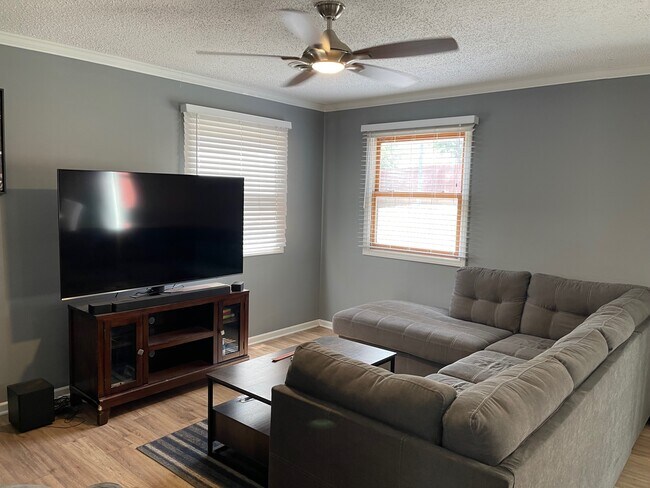 Foto del edificio - 540 Tamerisk Dr