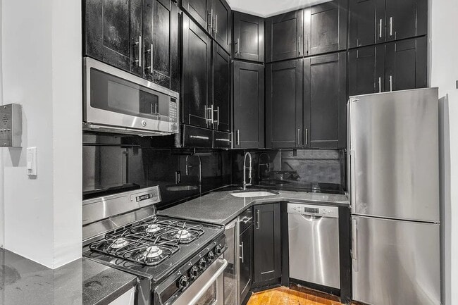 Building Photo - 562 Hudson St