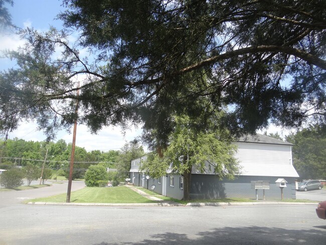 Building Photo - 3717 Yarbrough Ave