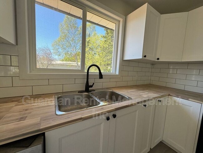 Building Photo - 329 Albany St