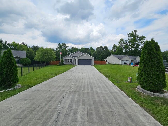 Building Photo - 3 Bed, .6 Acre Home In Chinquapin