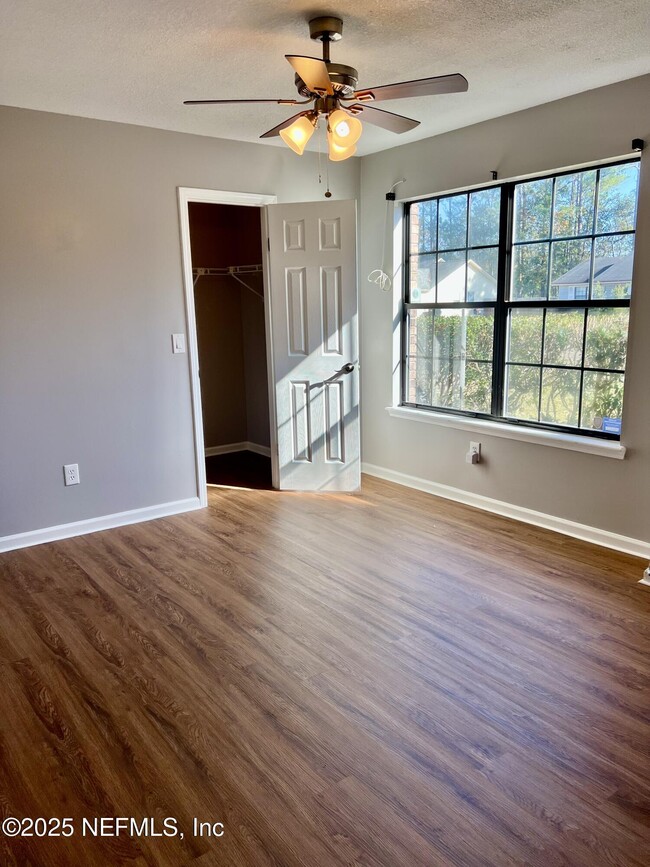 Foto del edificio - 7820 Collins Ridge Blvd E