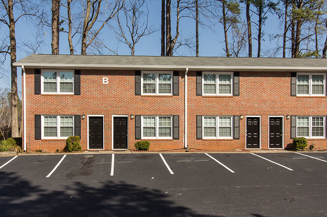 Estacionamiento amplio - Lilburn School Townhomes