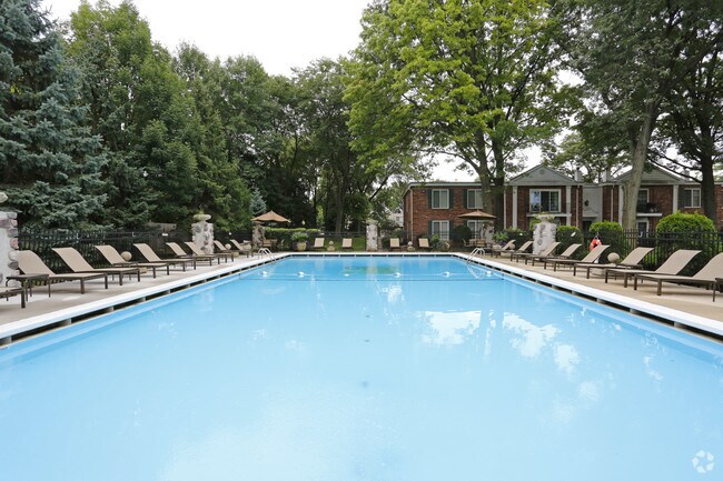 Piscina - Courts Of Williamsburg