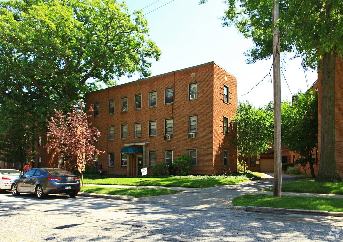 Foto principal - Edgewater Apartment Complex