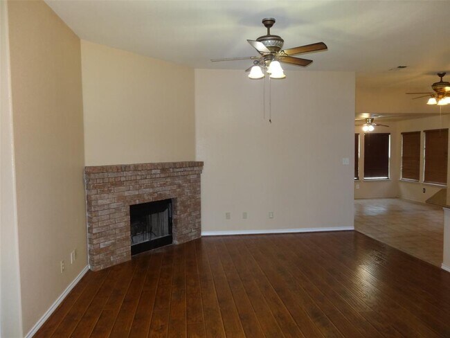 Building Photo - 34602 Lake Side Dr