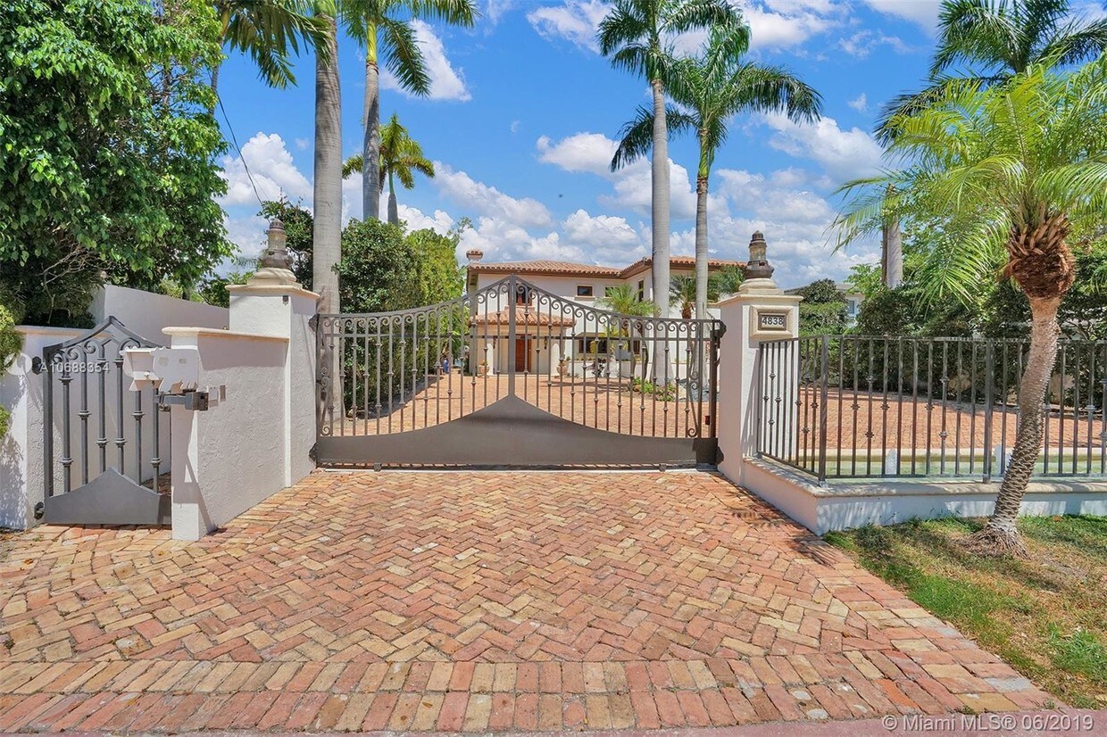 Foto principal - 4838 Pine Tree Dr