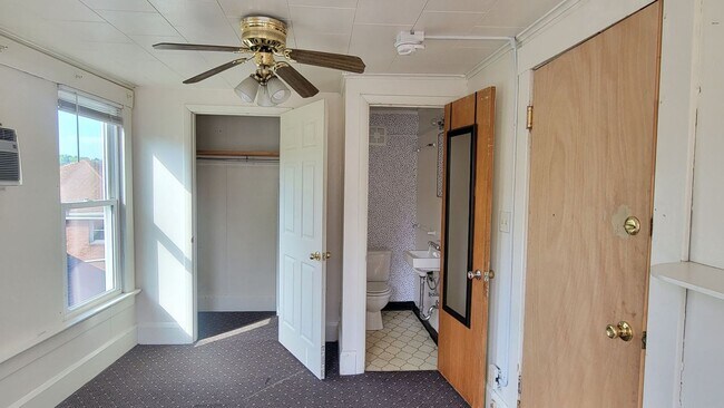 Foto del edificio - 5 Bed/2 Bath House Near WVU Main Campus - Available 08/05/2026