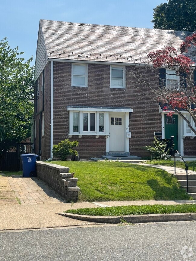 Building Photo - 627 N Nelson St