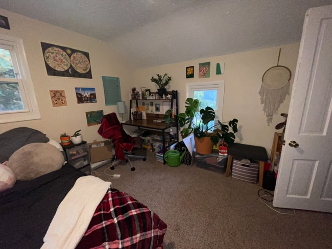 Building Photo - 421 Dodge St