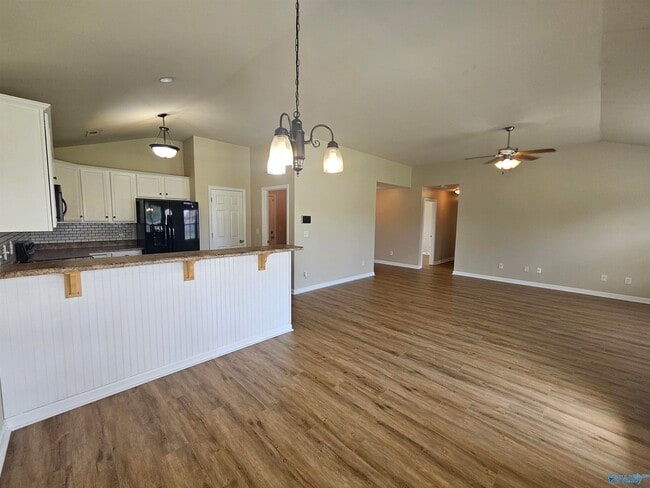 Building Photo - 385 Robinson Rd