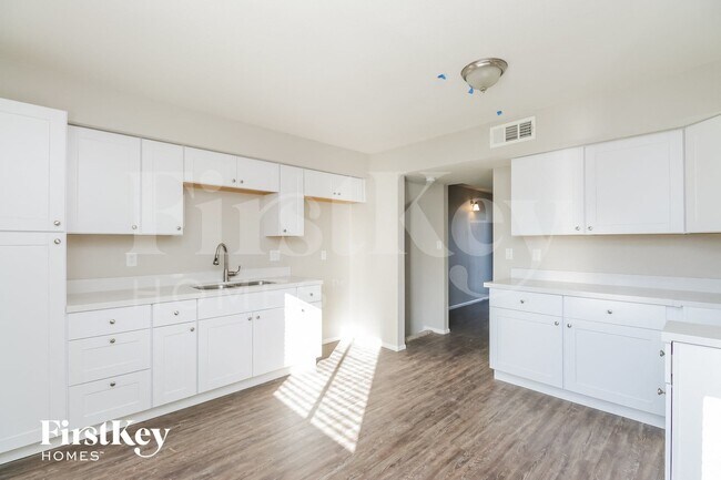 Building Photo - 4647 W Keim Dr