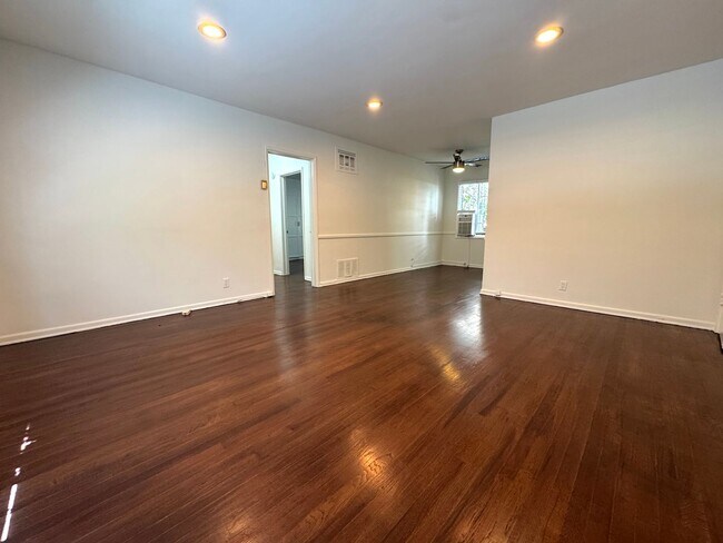 Building Photo - 1 Bed 1 Bath in Hollywood Heights with Par...