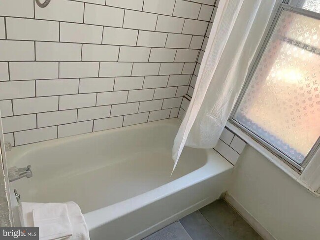 Foto del edificio - 4913 Warrington Ave