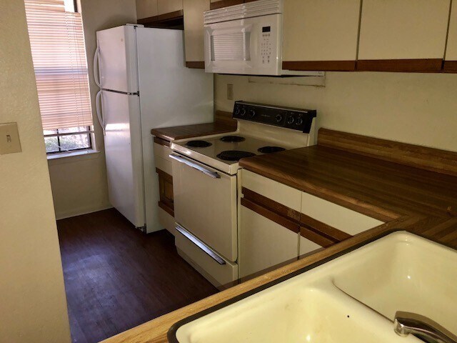 Foto del edificio - 2 BEDROOM CONDO BY UNT