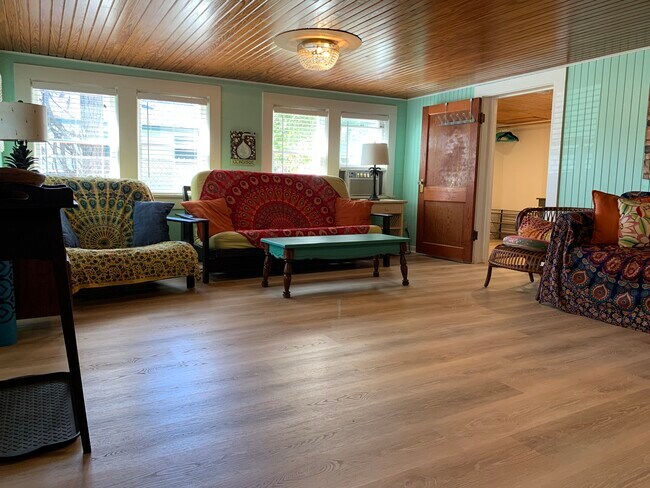 Bungalow en alquiler en Galveston Beach. Totalmente amueblado. Todos los gastos incluidos en el alquiler. Dúplex. Sala de estar. Unidad inferior, #B. - 4408 Avenue S 1/2