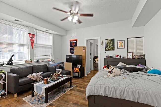 Foto del edificio - 3727 N Pine Grove Ave