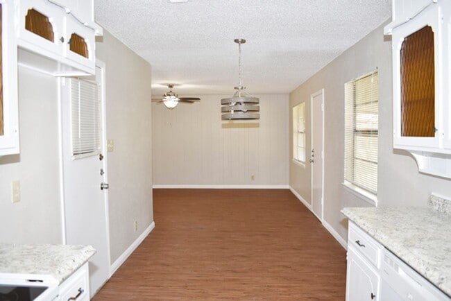Building Photo - Newly updated 3-2-2 in Fort Worth!