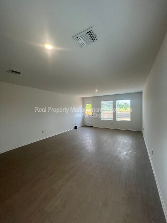 Foto del edificio - 14810 Razorbill Dr