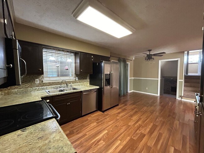 Foto del edificio - 1616 Bogota Way: Move-In Ready! Freshly Pa...